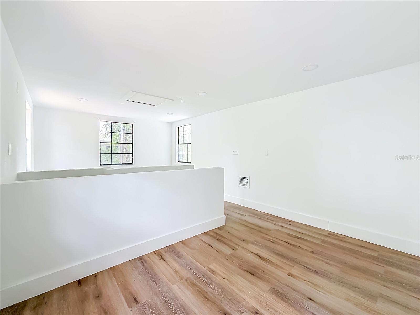 6705 N ELIZABETH ST — photo 27
