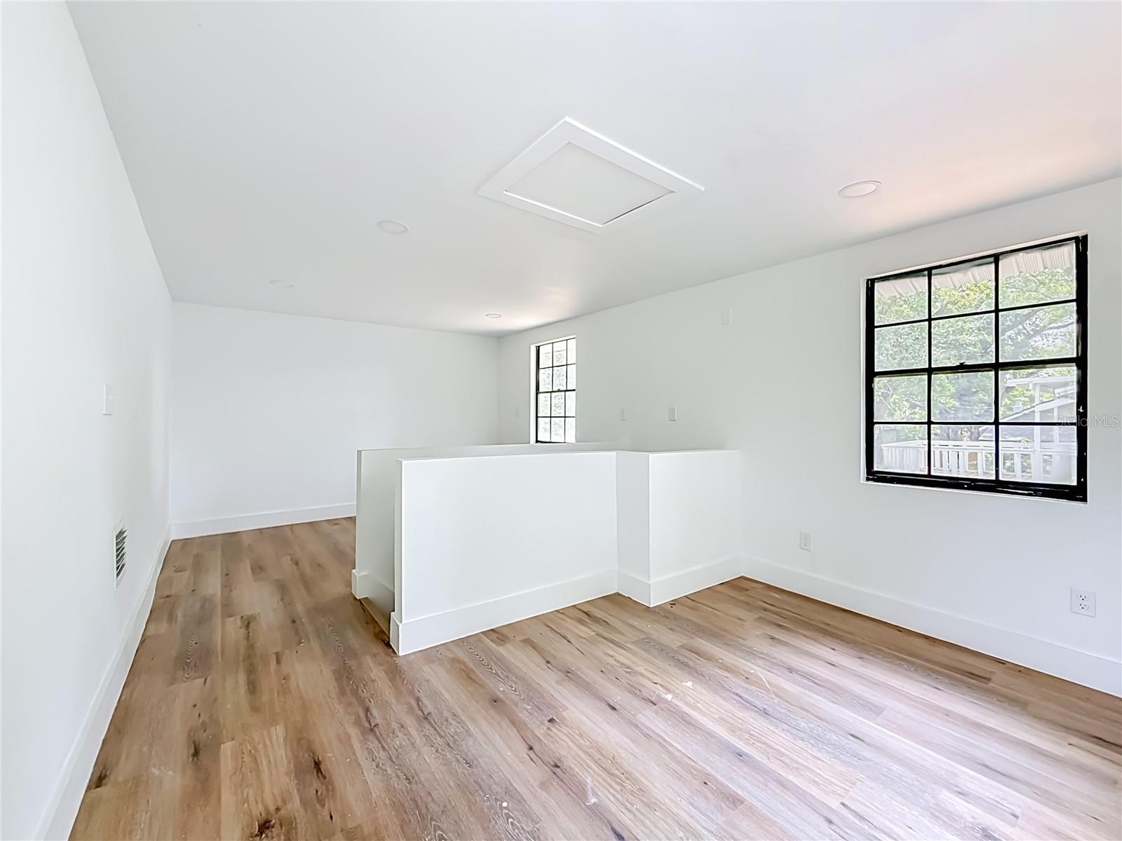 6705 N ELIZABETH ST — photo 28