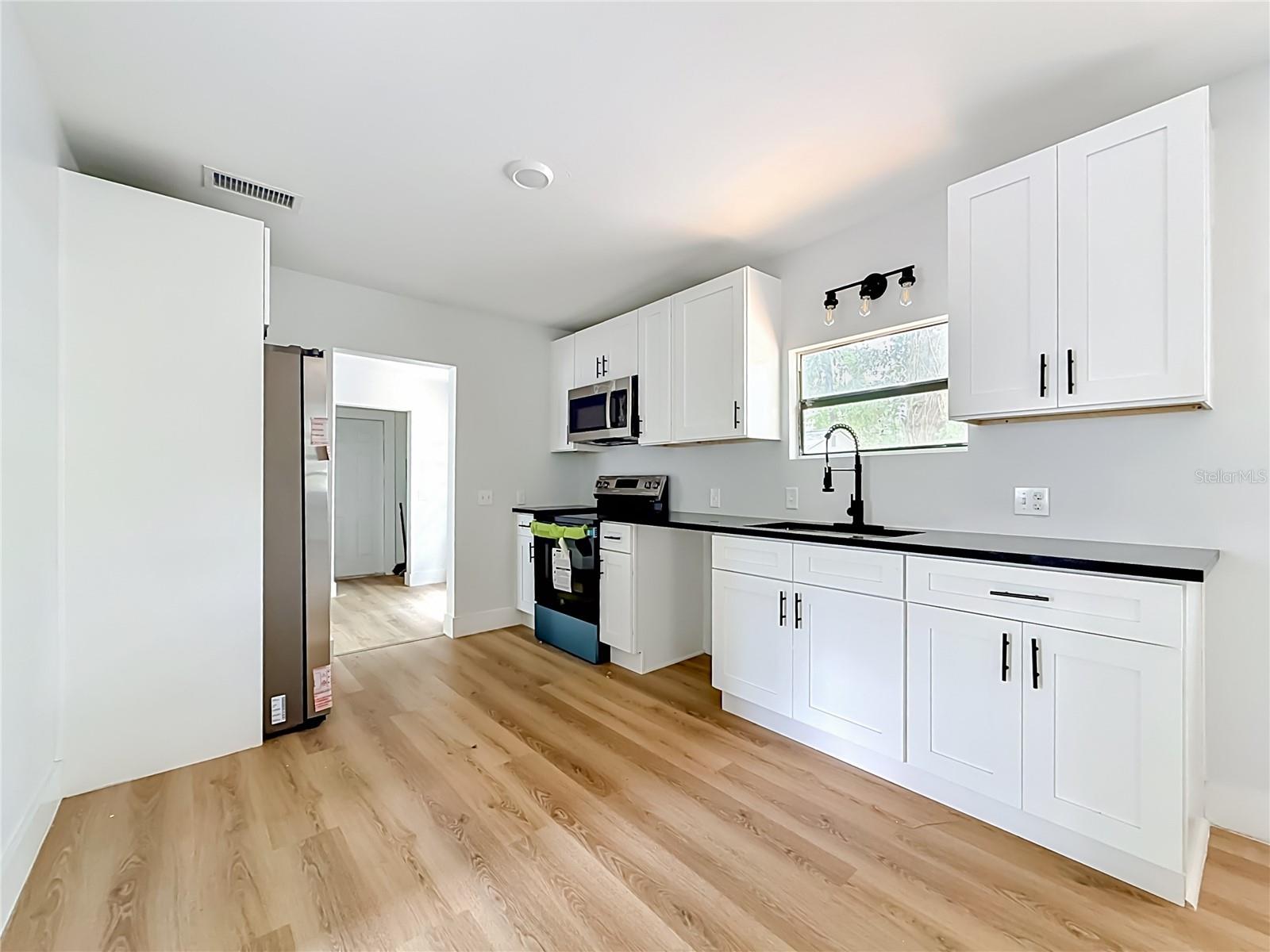 6705 N ELIZABETH ST — photo 9