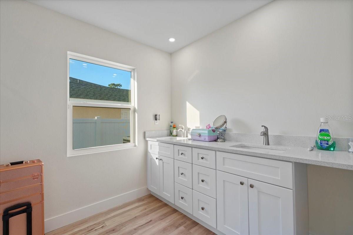 2405 VANCOUVER LN — photo 18