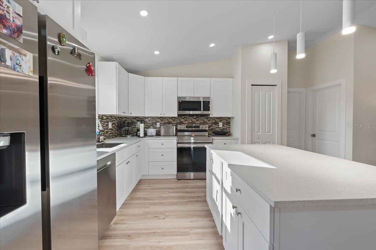 2405 VANCOUVER LN — photo 8