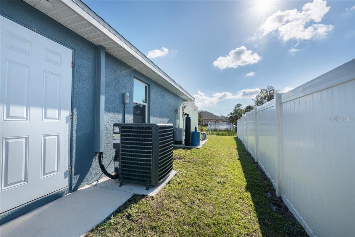 2405 VANCOUVER LN — photo 25