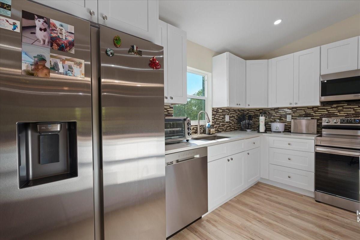 2405 VANCOUVER LN — photo 11