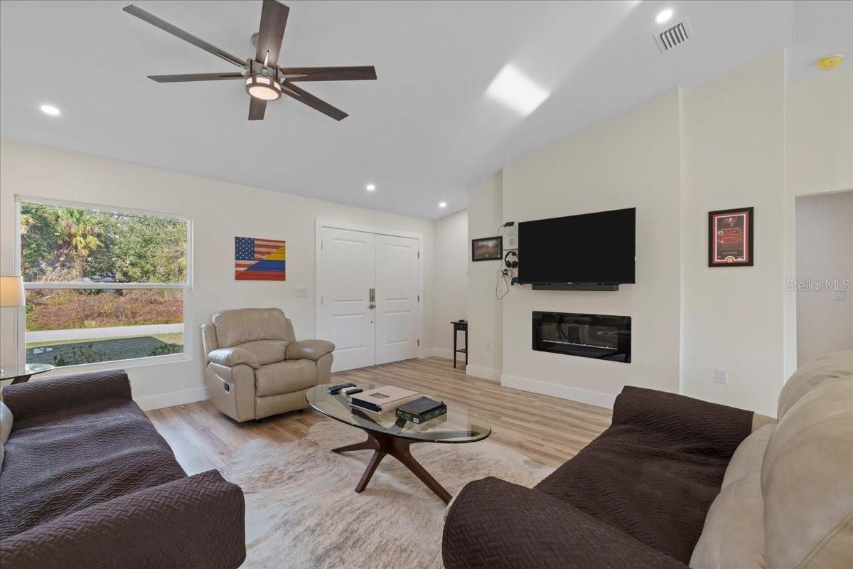 2405 VANCOUVER LN — photo 6