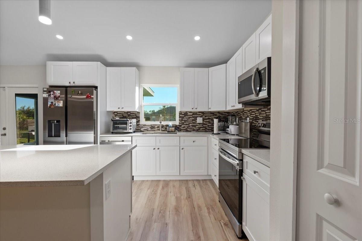 2405 VANCOUVER LN — photo 9