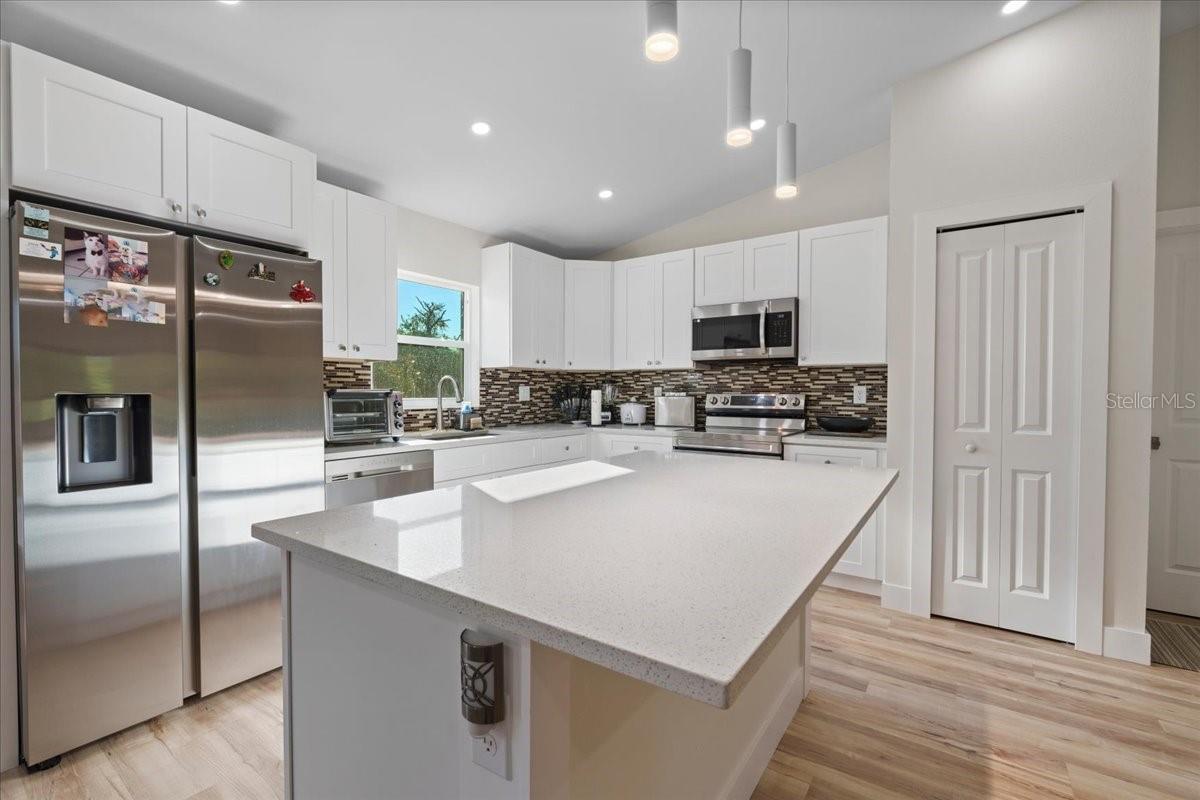 2405 VANCOUVER LN — photo 10