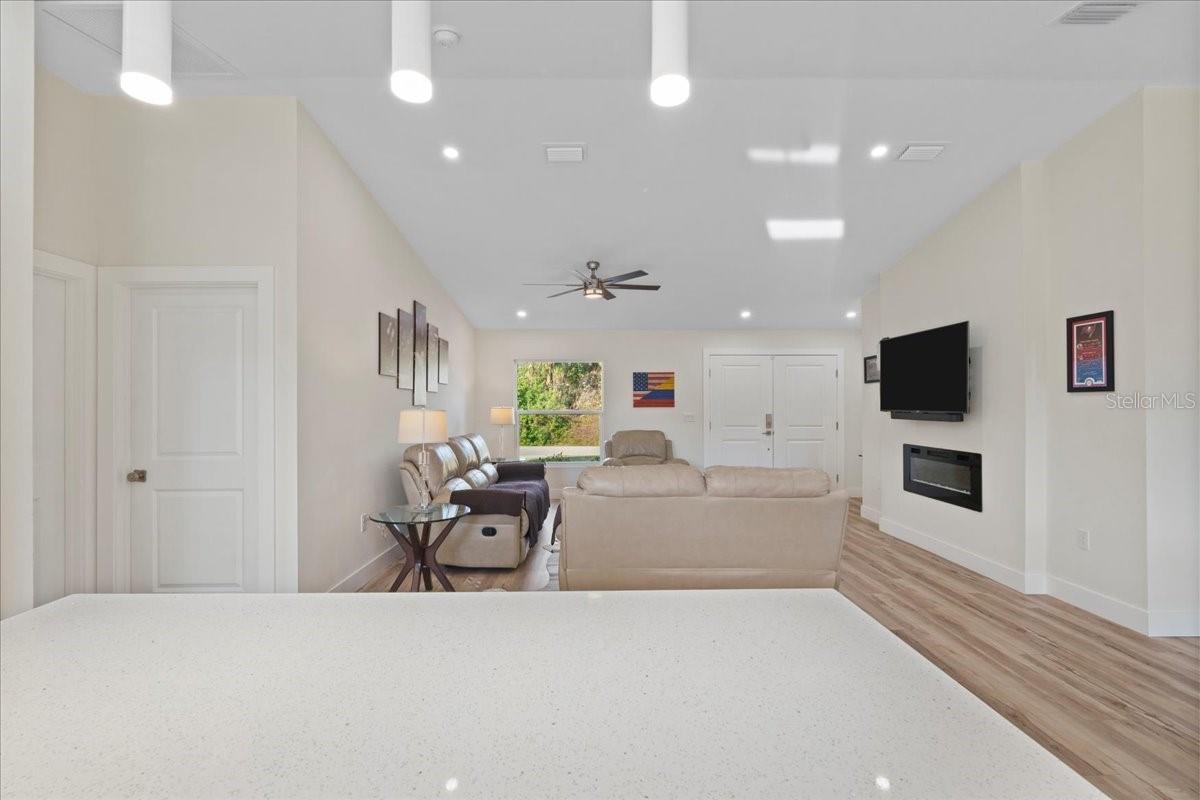 2405 VANCOUVER LN — photo 15
