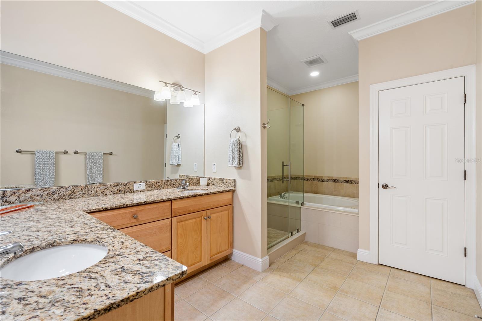 210 VALENCIA CIR — photo 20
