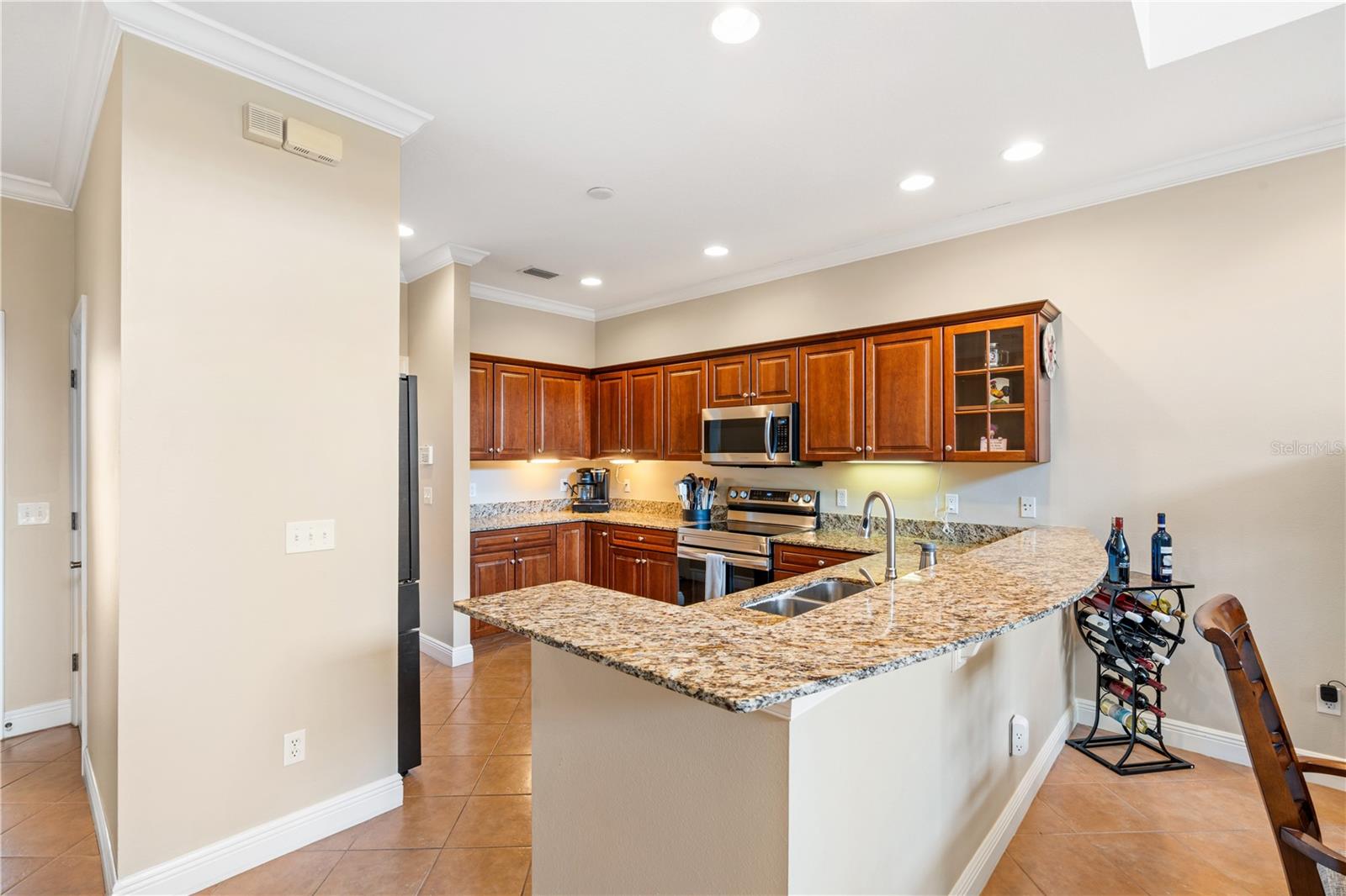 210 VALENCIA CIR — photo 8