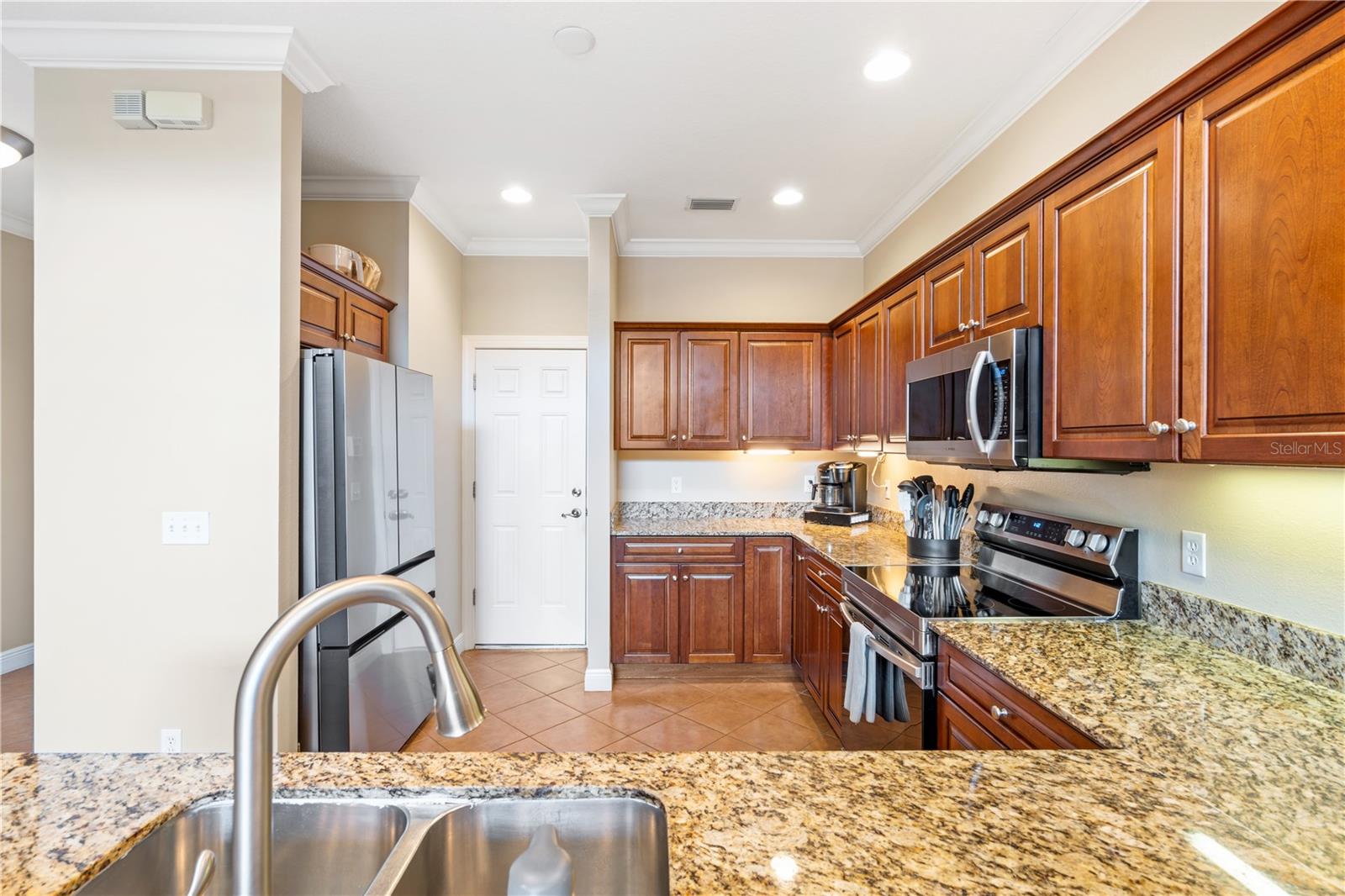 210 VALENCIA CIR — photo 9