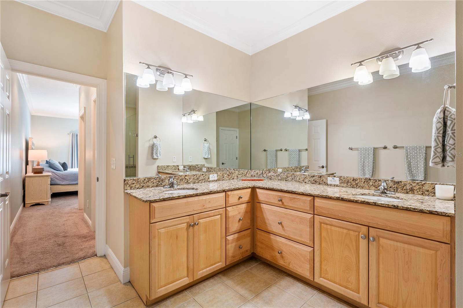 210 VALENCIA CIR — photo 19