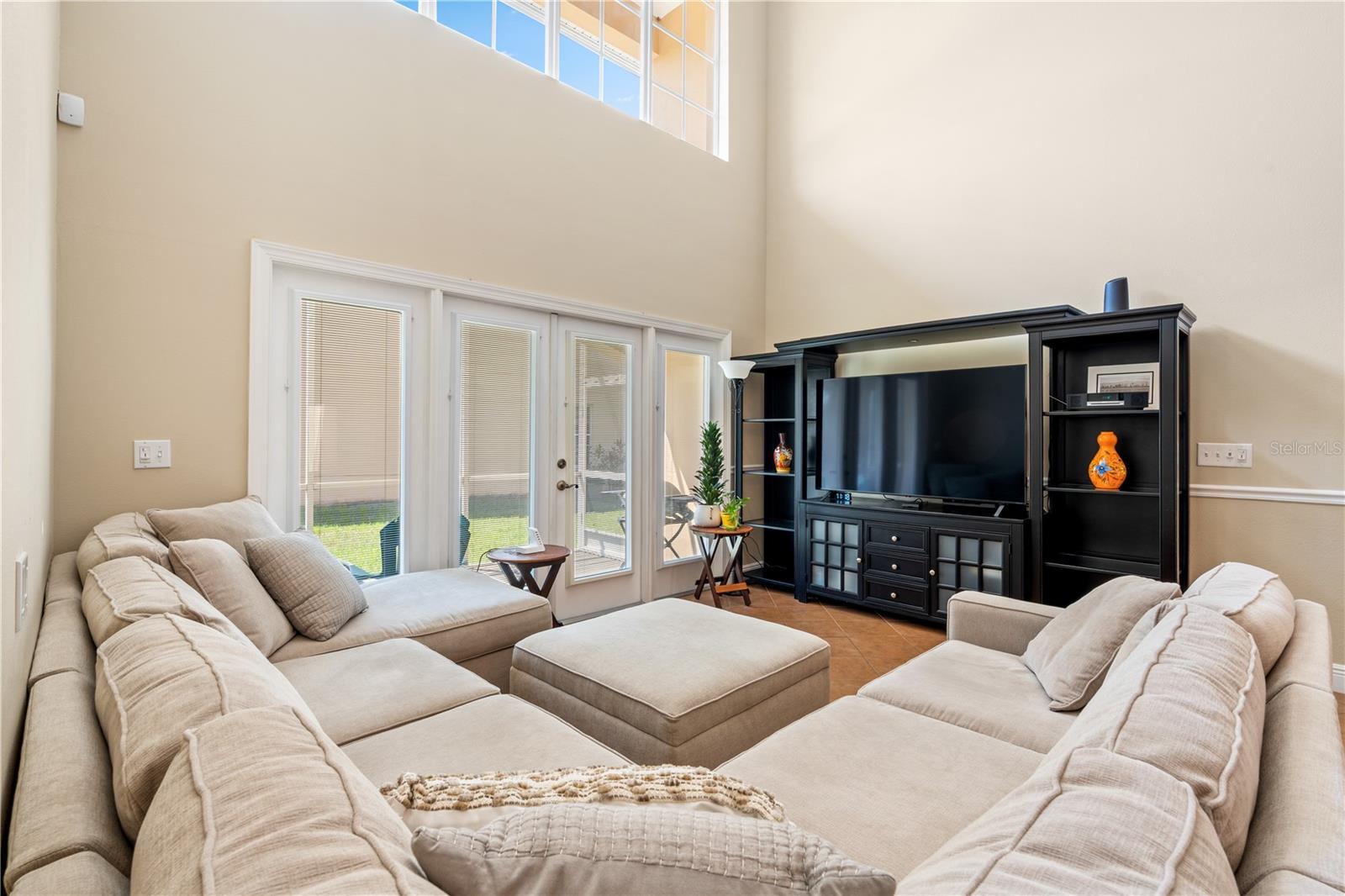 210 VALENCIA CIR — photo 13