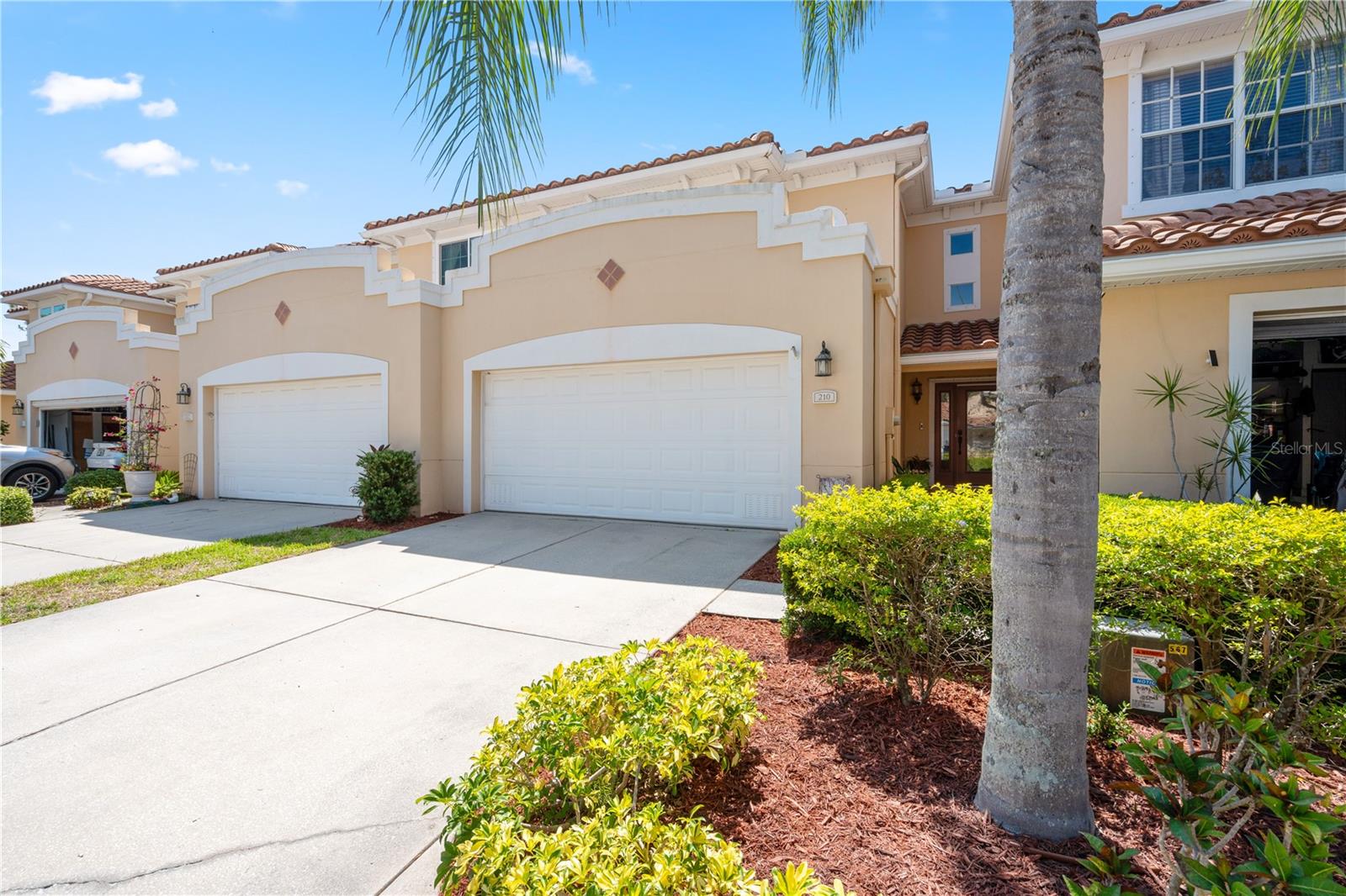 210 VALENCIA CIR — photo 3