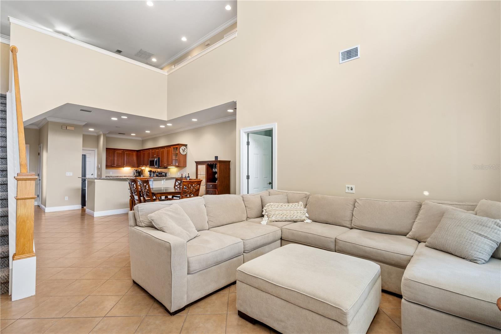 210 VALENCIA CIR — photo 14