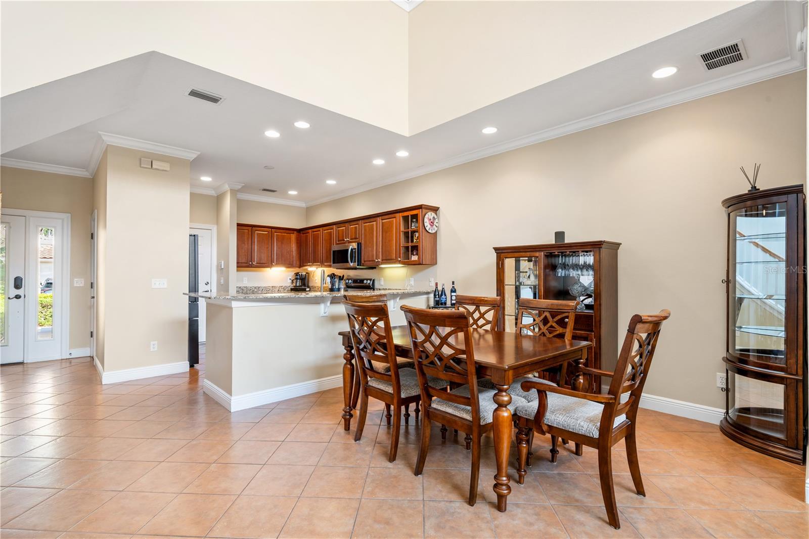 210 VALENCIA CIR — photo 11
