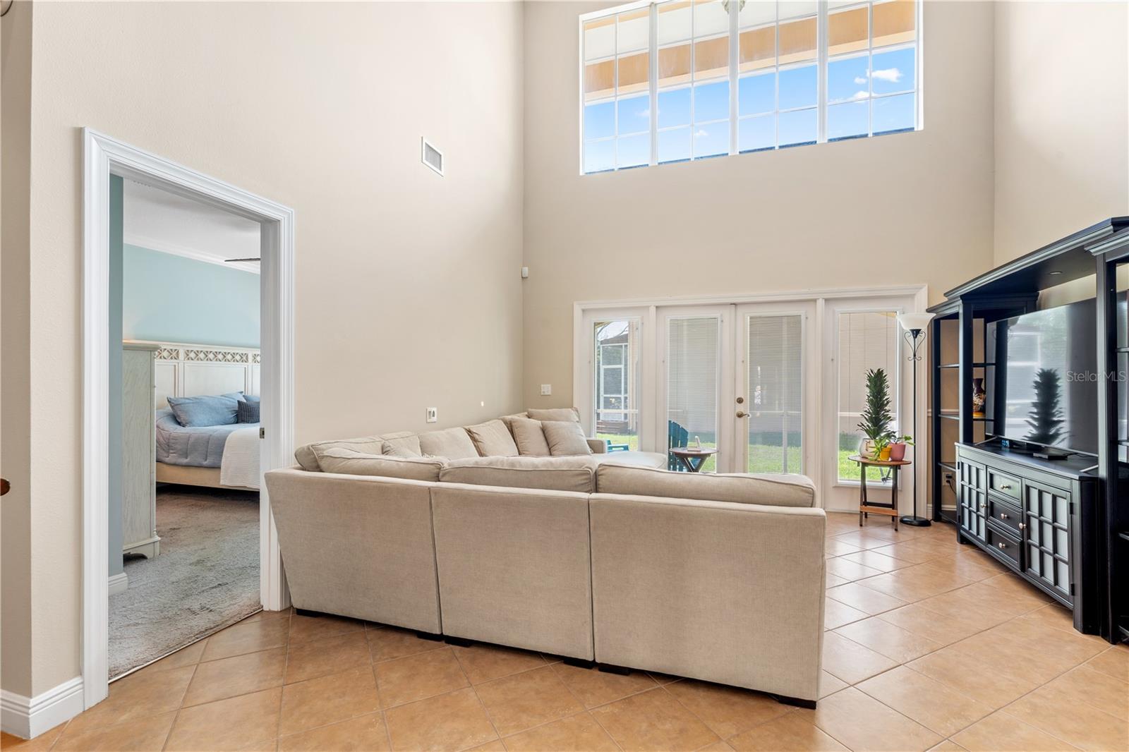 210 VALENCIA CIR — photo 15