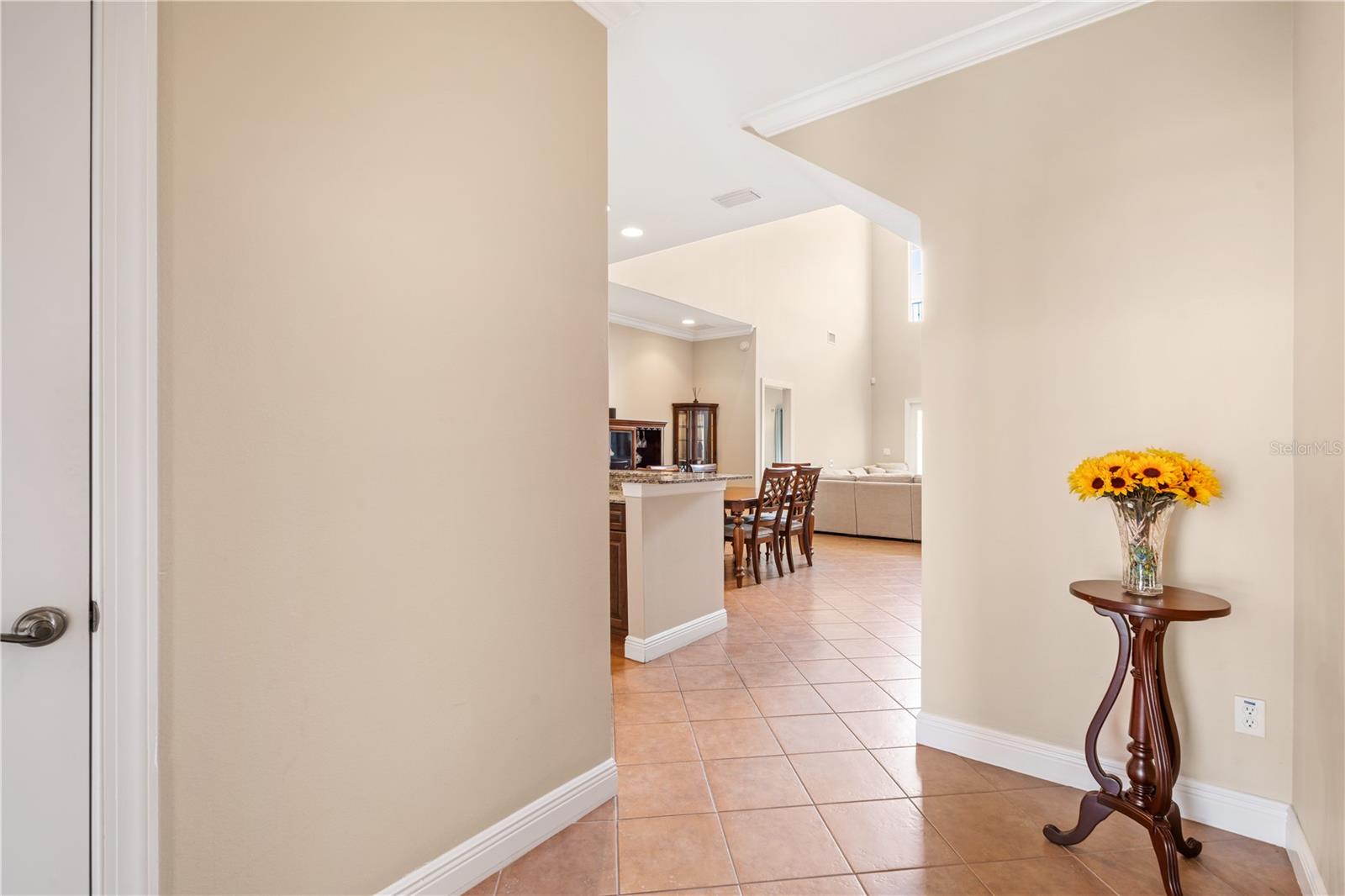 210 VALENCIA CIR — photo 6