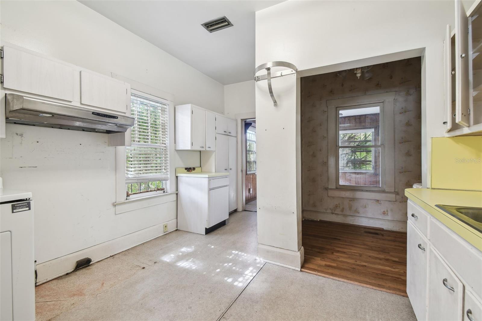 702 W VIRGINIA AVE — photo 46