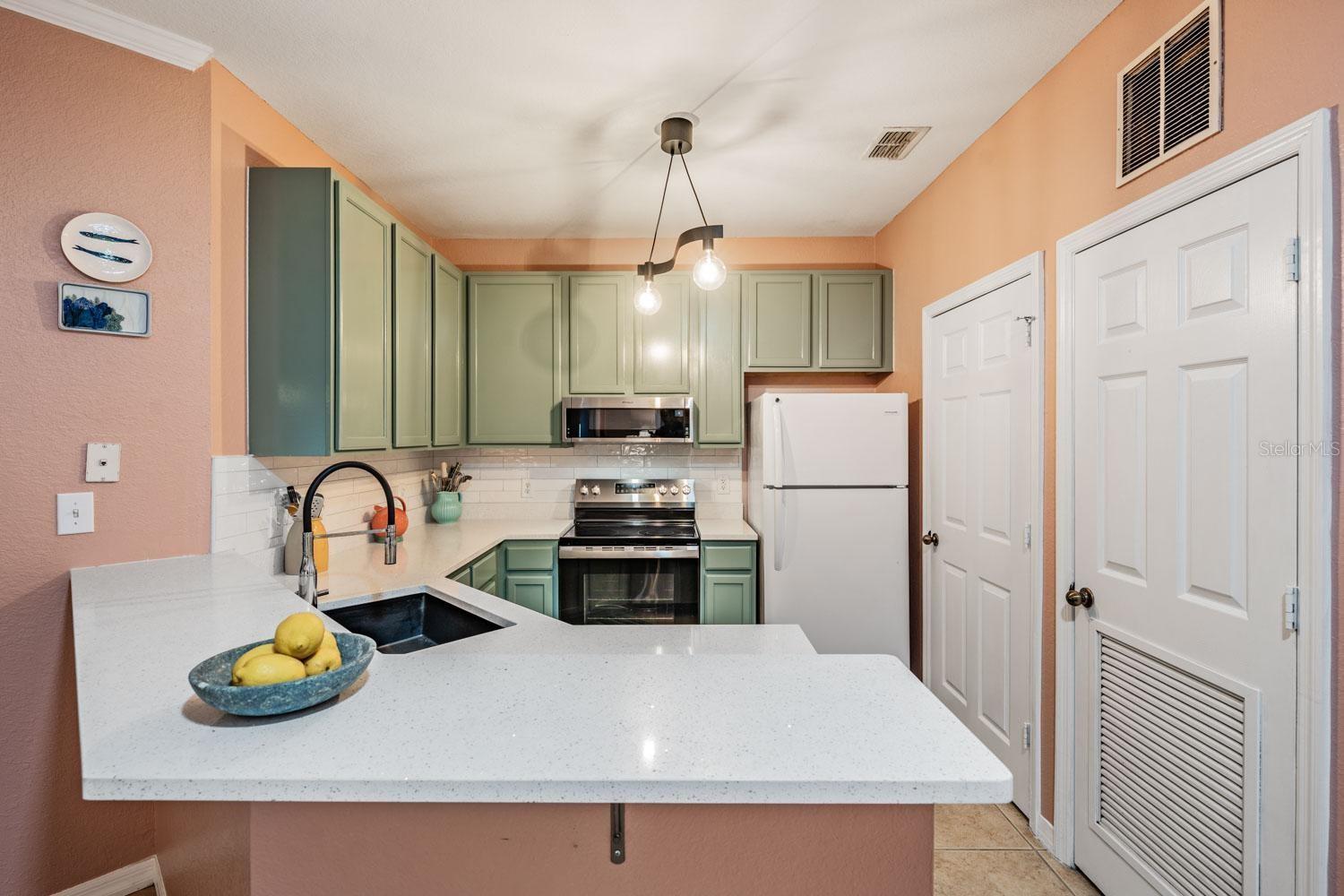 10103 COURTNEY OAKS CIR #103 — photo 10