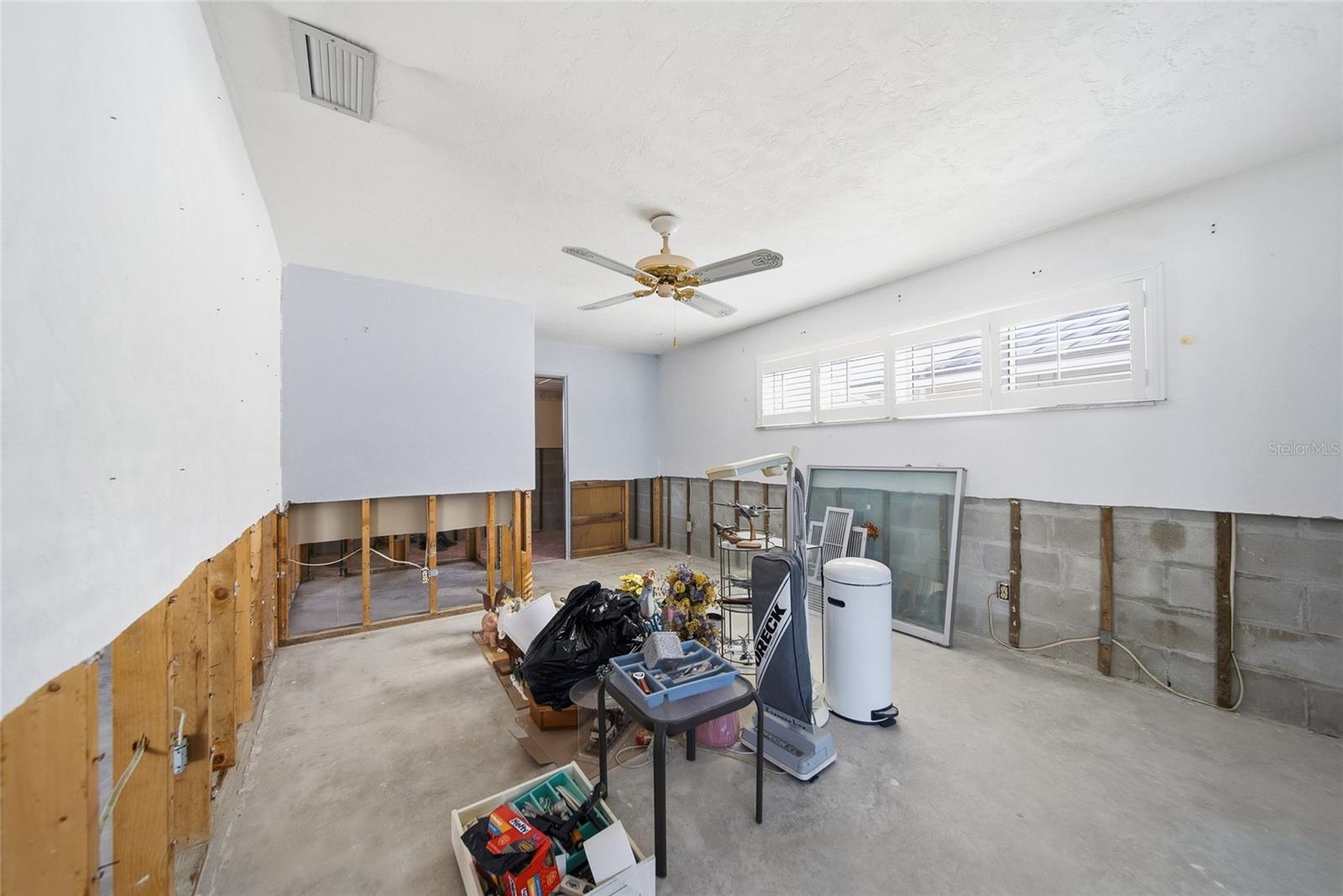 4 BELLEVUE DR — photo 16