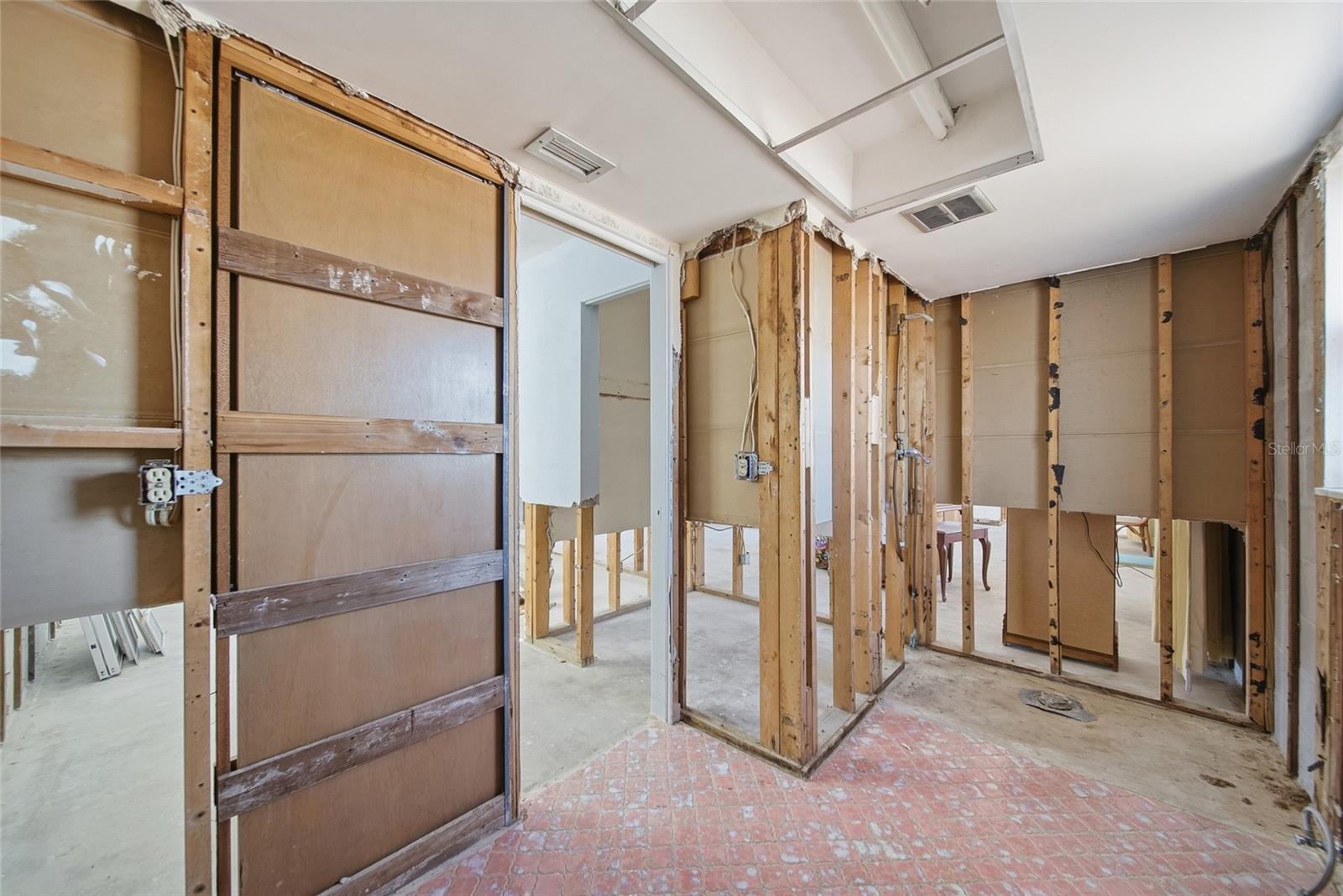 4 BELLEVUE DR — photo 17