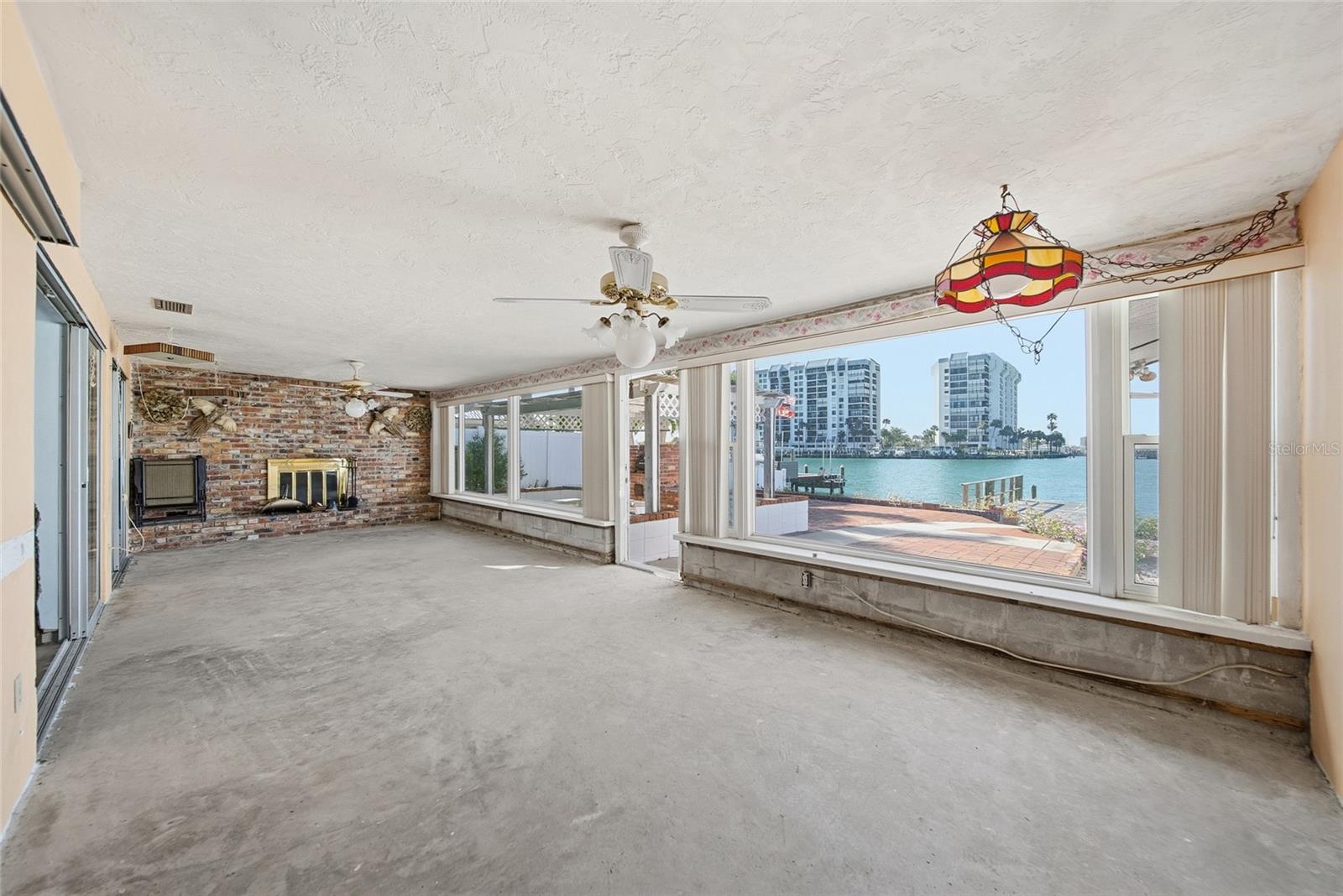 4 BELLEVUE DR — photo 8