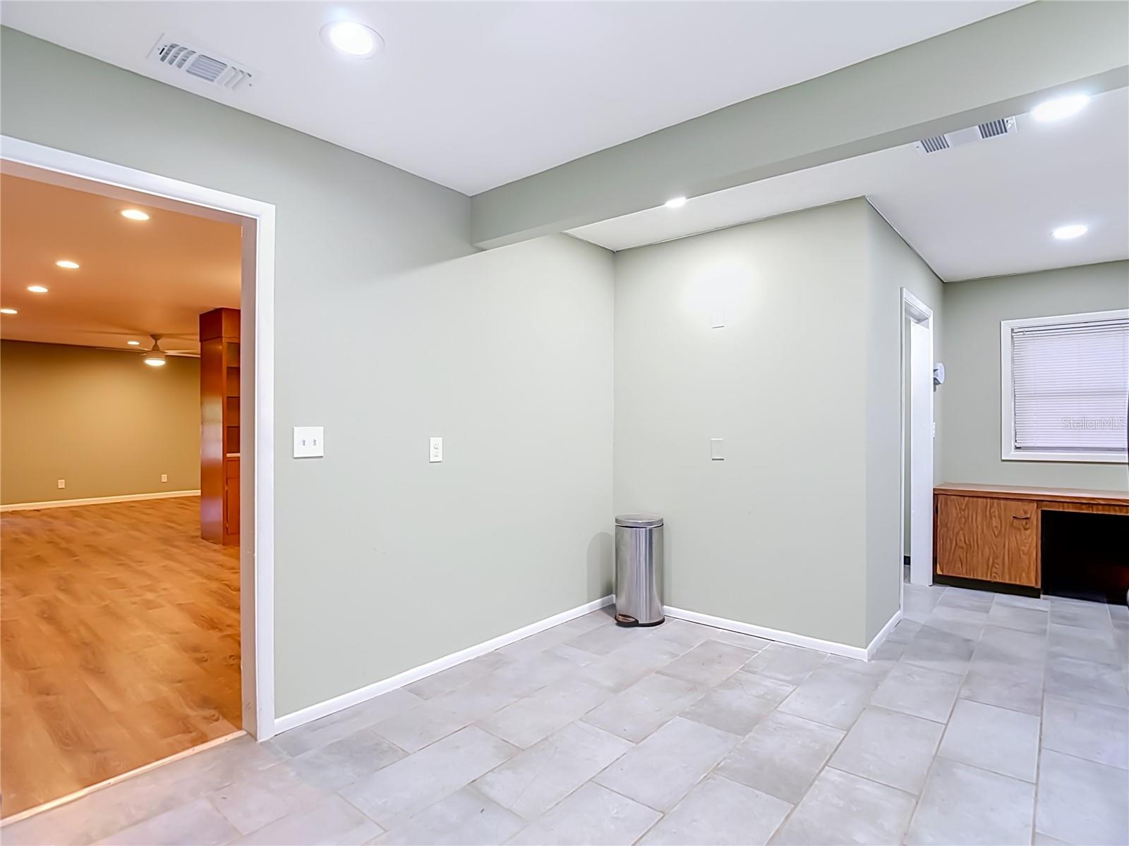 1304 E DIANA ST — photo 26