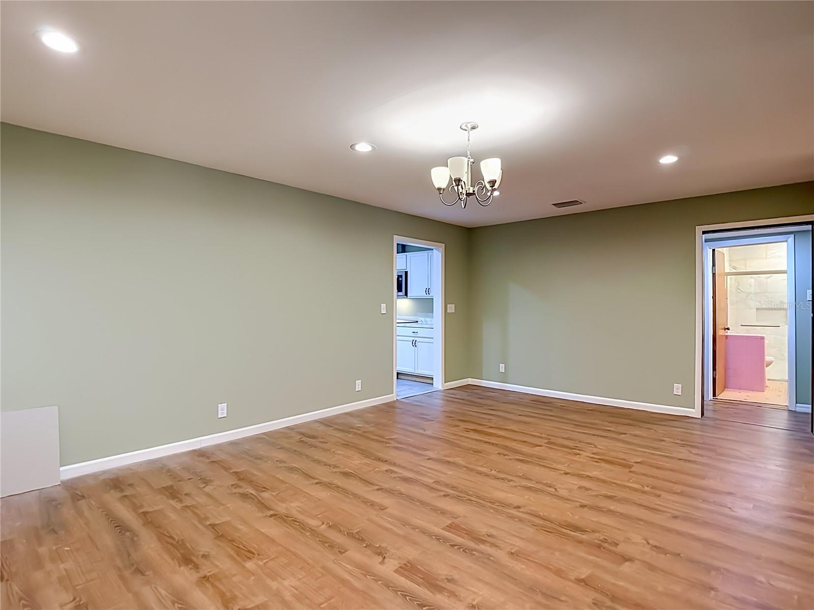 1304 E DIANA ST — photo 21