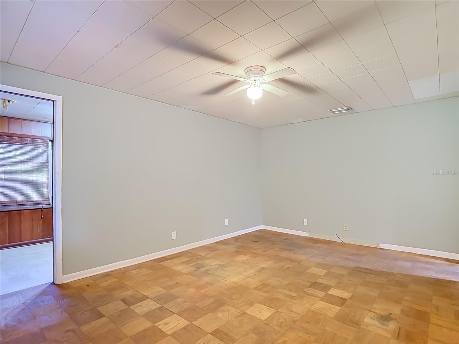 1304 E DIANA ST — photo 34