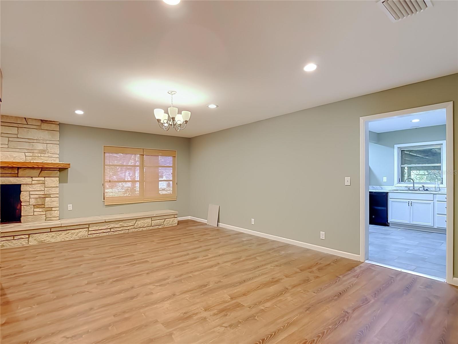 1304 E DIANA ST — photo 18