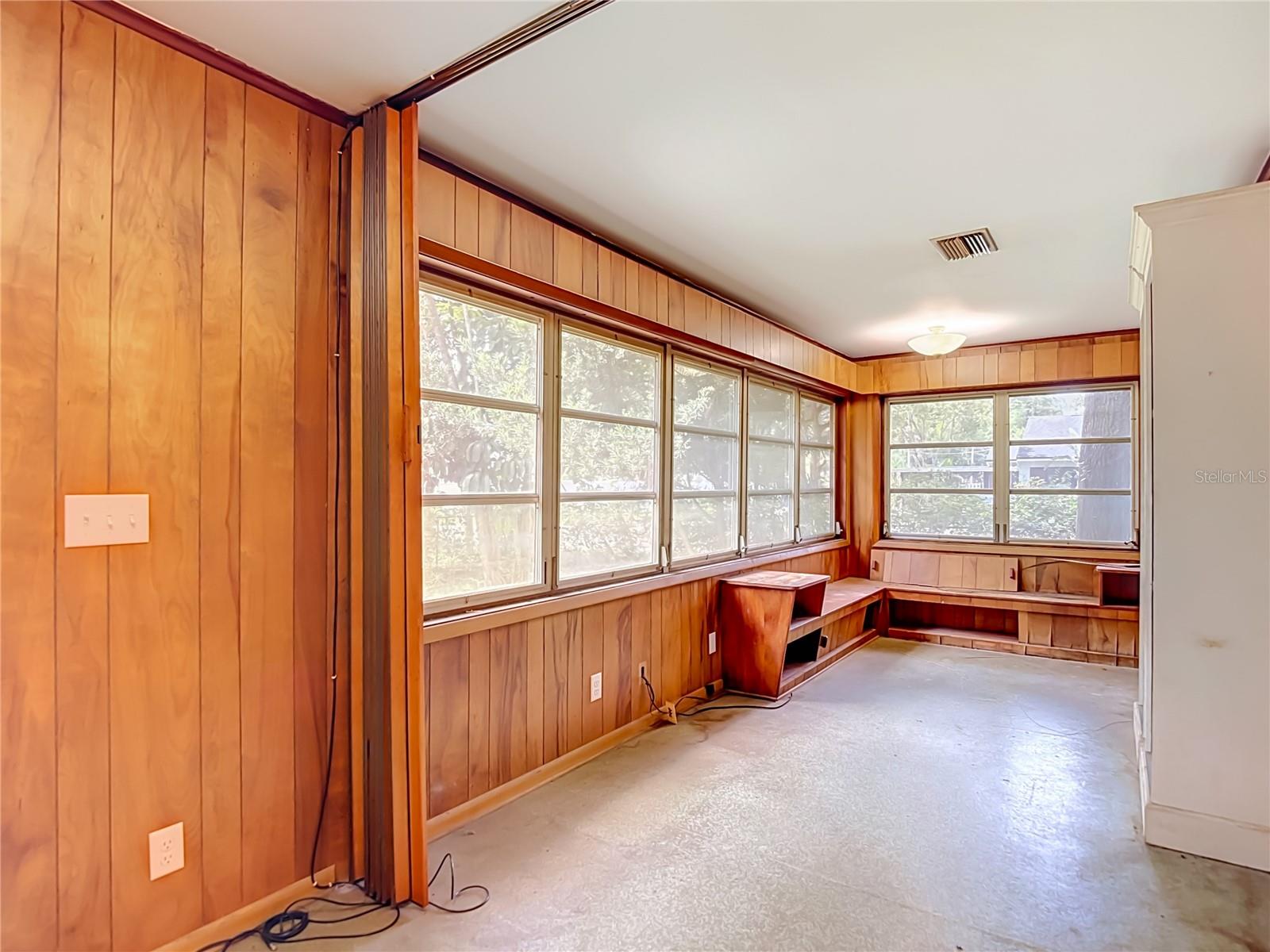 1304 E DIANA ST — photo 10
