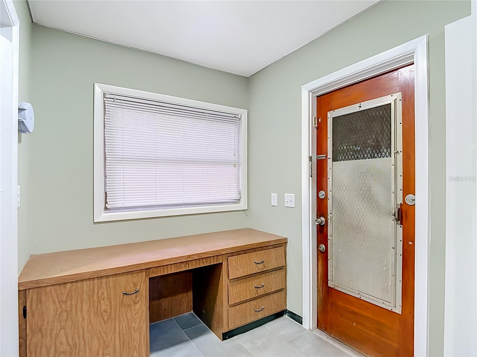 1304 E DIANA ST — photo 30