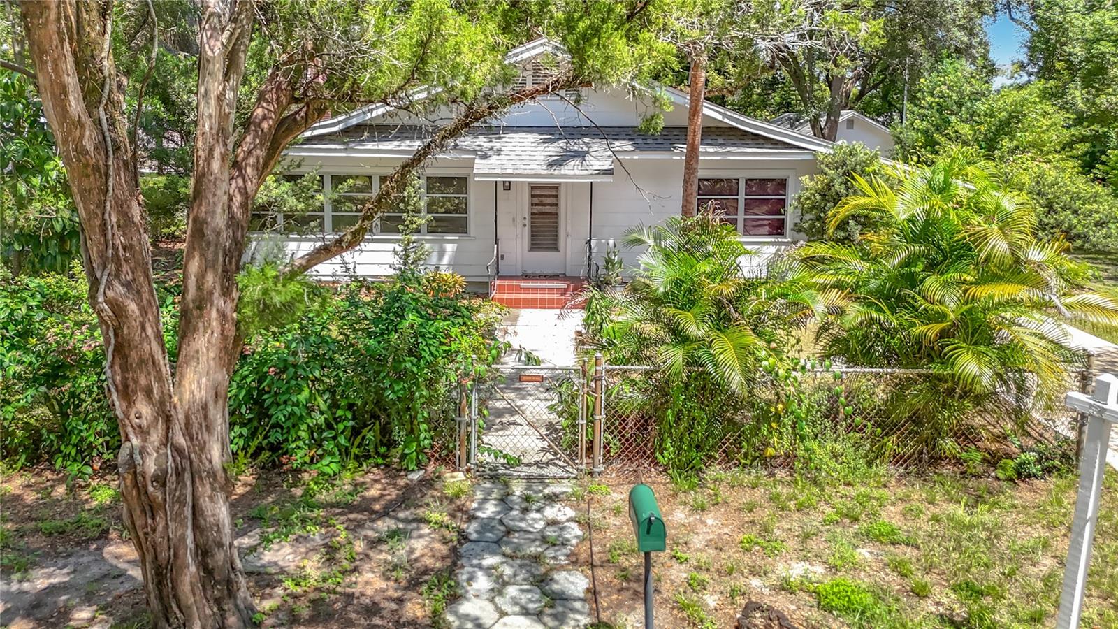 1304 E DIANA ST — photo 3