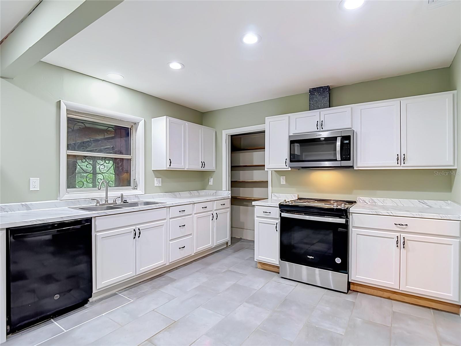 1304 E DIANA ST — photo 23