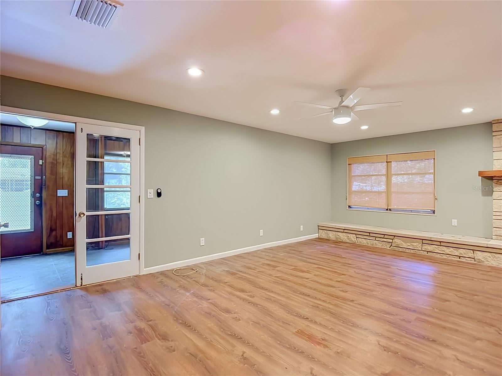 1304 E DIANA ST — photo 16