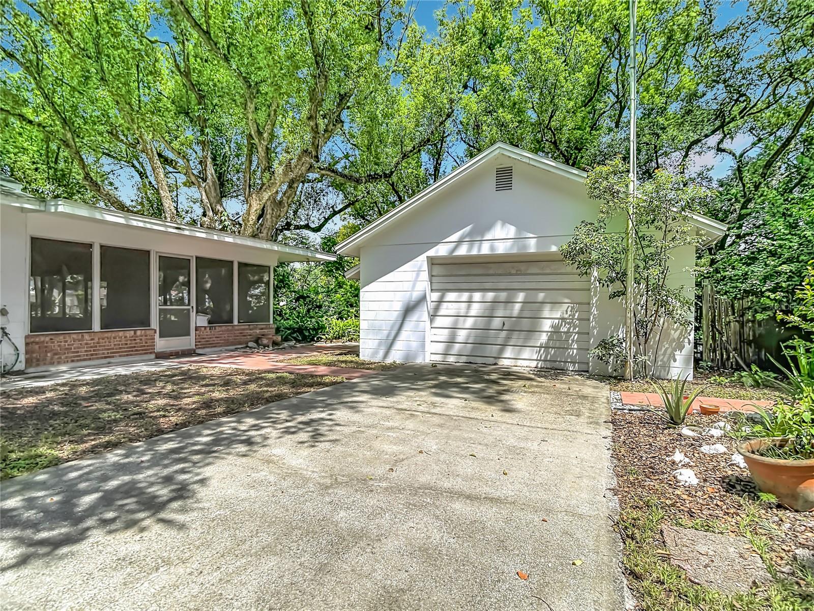 1304 E DIANA ST — photo 60