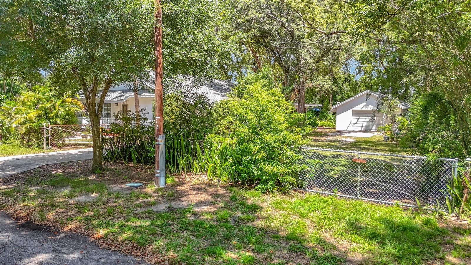 1304 E DIANA ST — photo 2