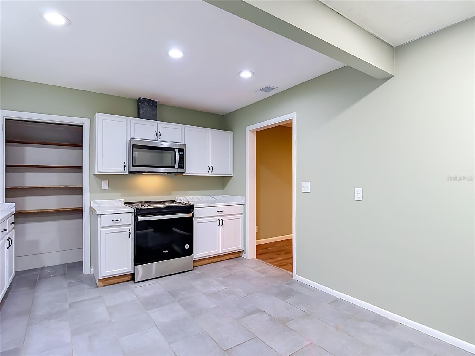 1304 E DIANA ST — photo 25