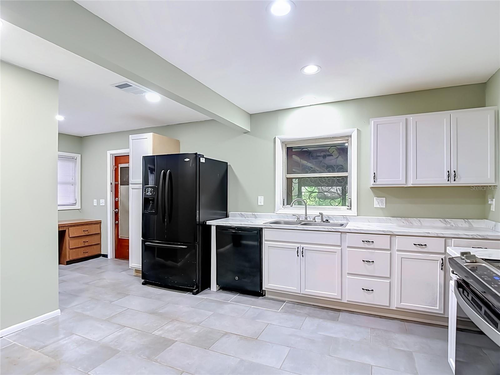 1304 E DIANA ST — photo 22