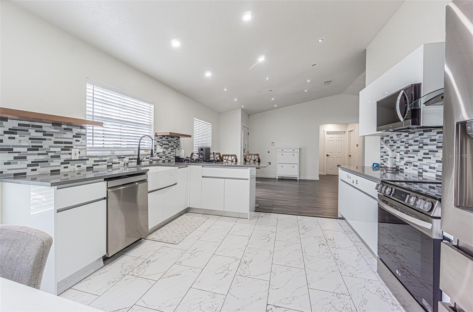 12121 COLONIAL ESTATES LN — photo 22