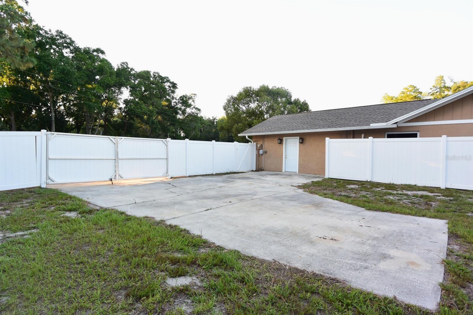 6848 COPPERFIELD DR — photo 32