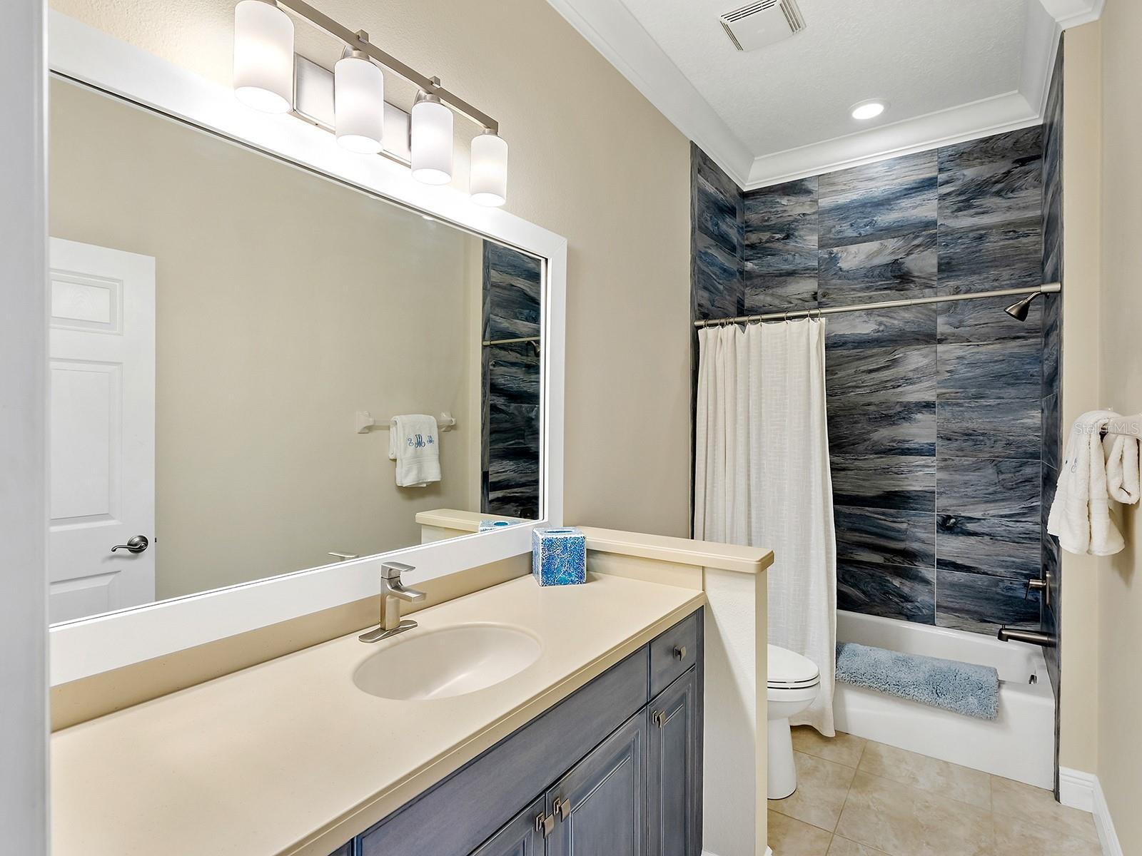 7210 LAKE FOREST GLN — photo 33