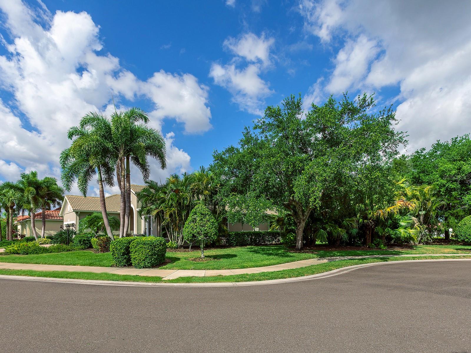 7210 LAKE FOREST GLN — photo 46