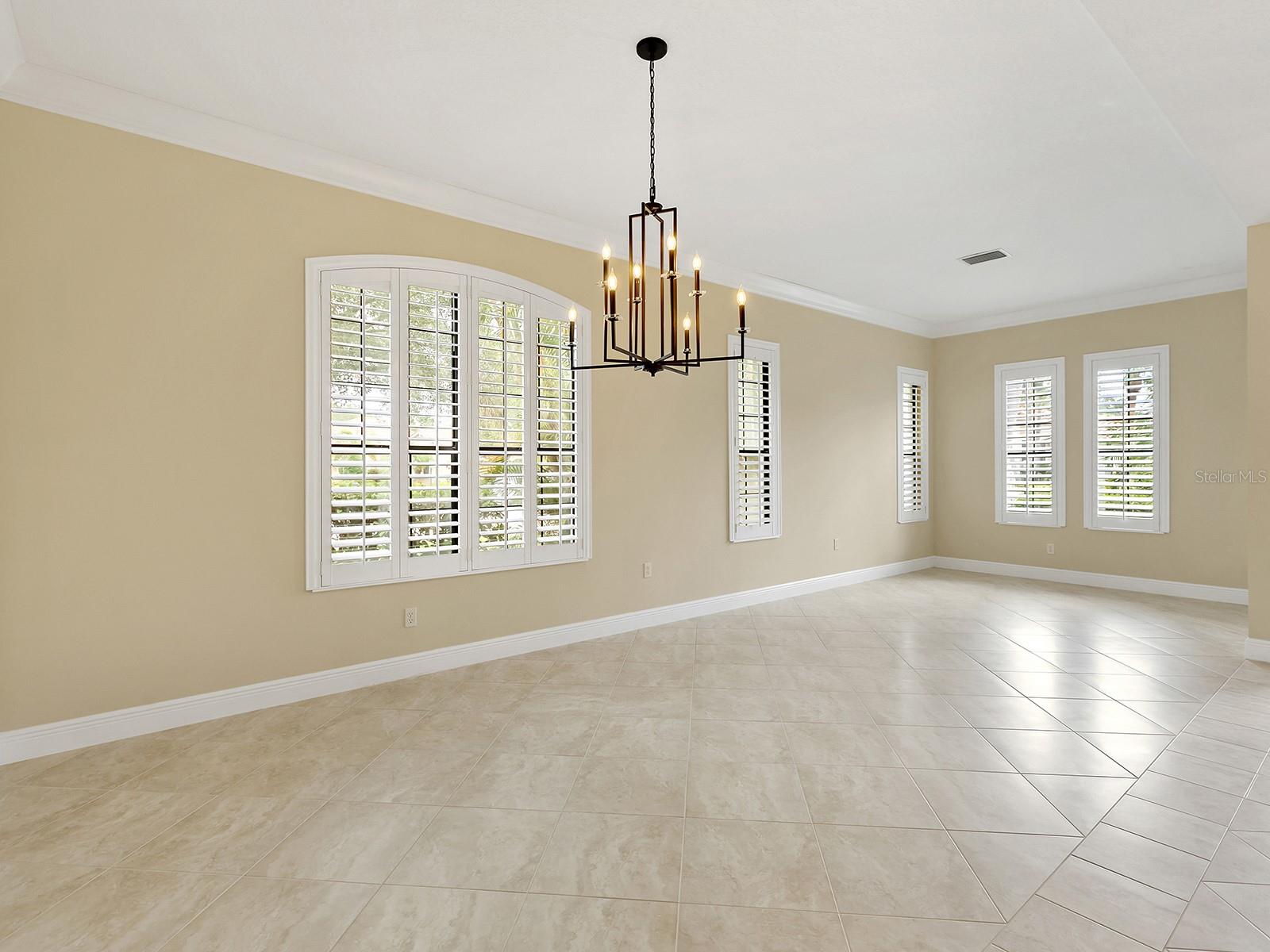 7210 LAKE FOREST GLN — photo 8