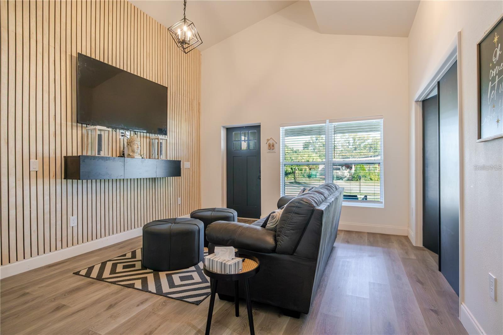 1704 W HANNA AVE — photo 5