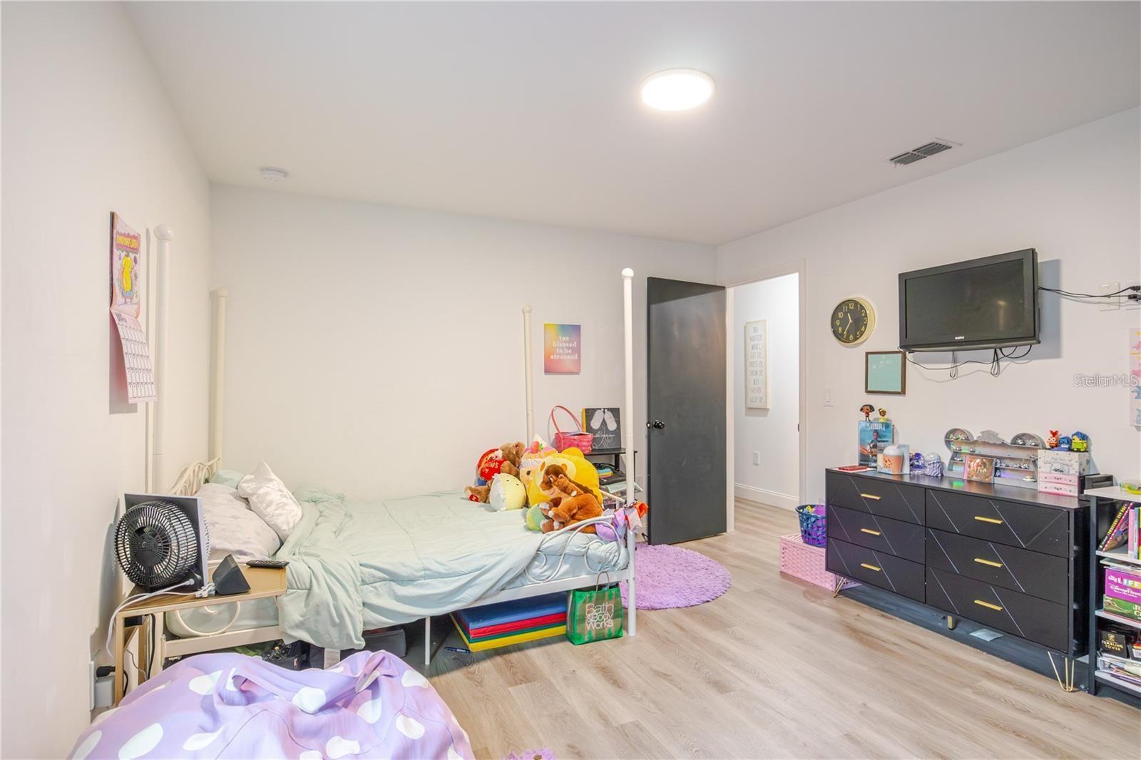 1704 W HANNA AVE — photo 34