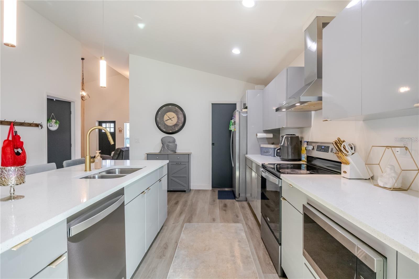 1704 W HANNA AVE — photo 11