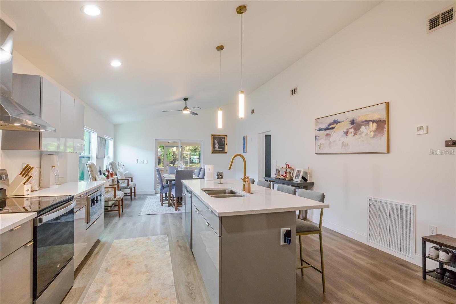 1704 W HANNA AVE — photo 15