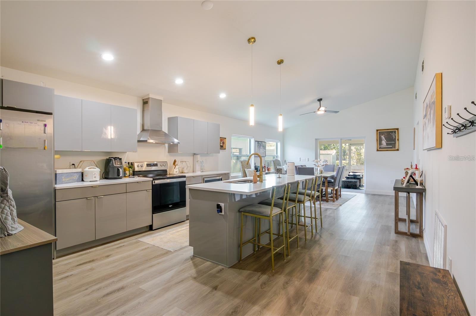 1704 W HANNA AVE — photo 8