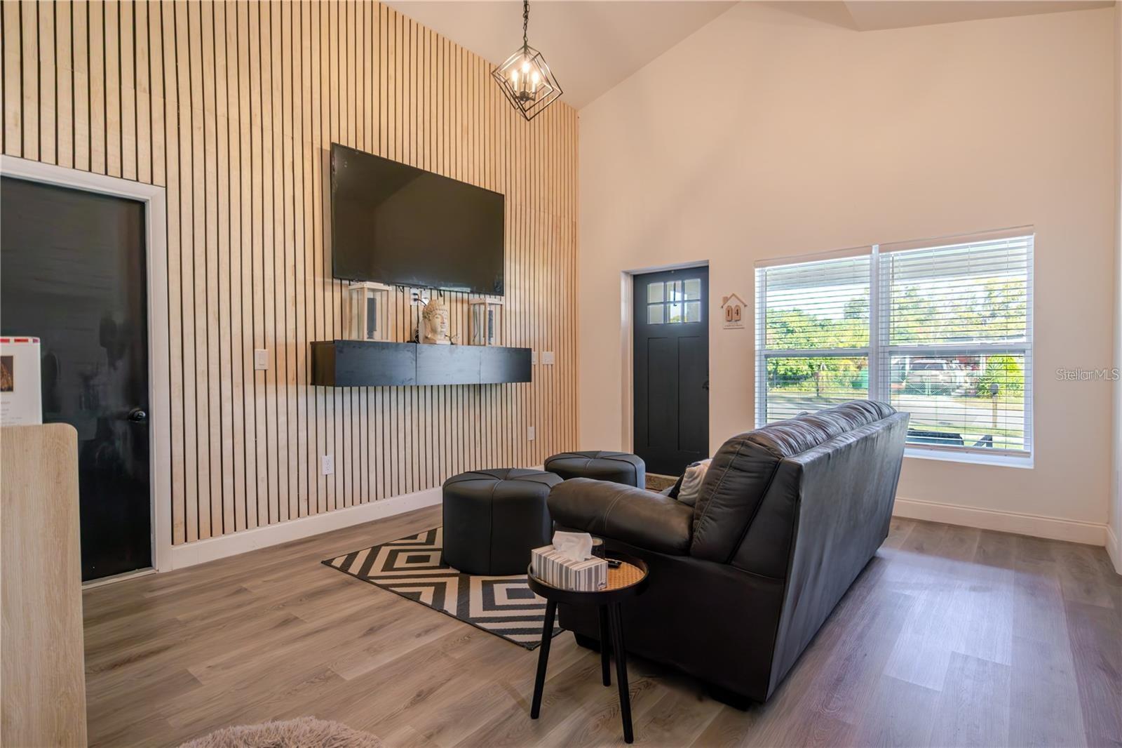 1704 W HANNA AVE — photo 6